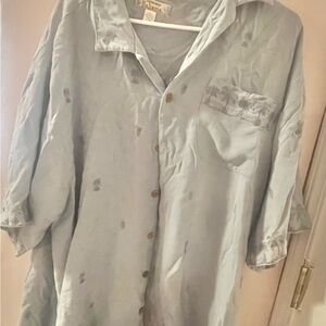 Tommy Bahama Button-Down Shirt
• 100% silk
• Hawaiian
• flowy